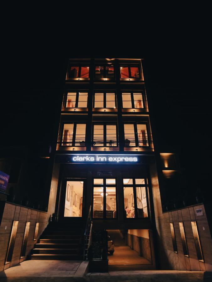 Clarks Inn Express, Dehradun Dış mekan fotoğraf