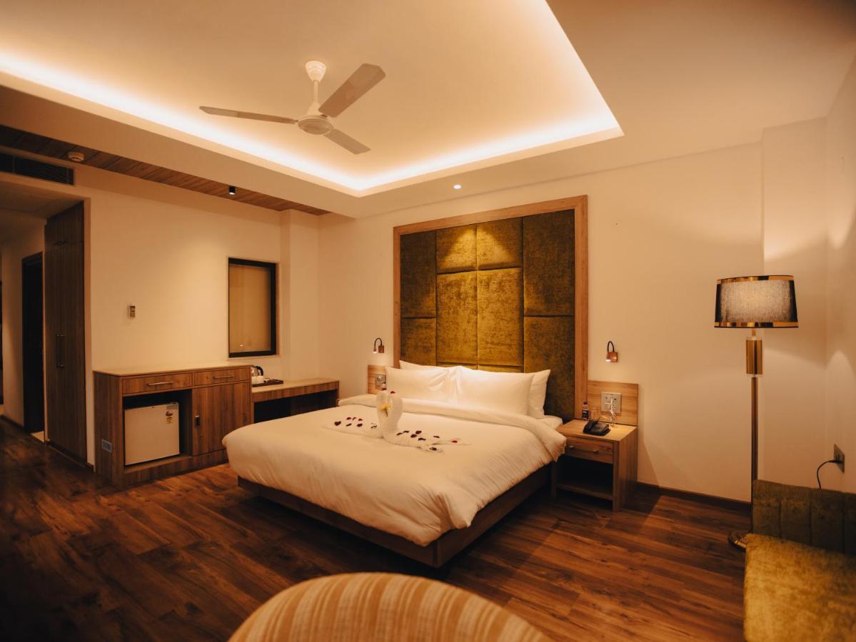 Clarks Inn Express, Dehradun Dış mekan fotoğraf
