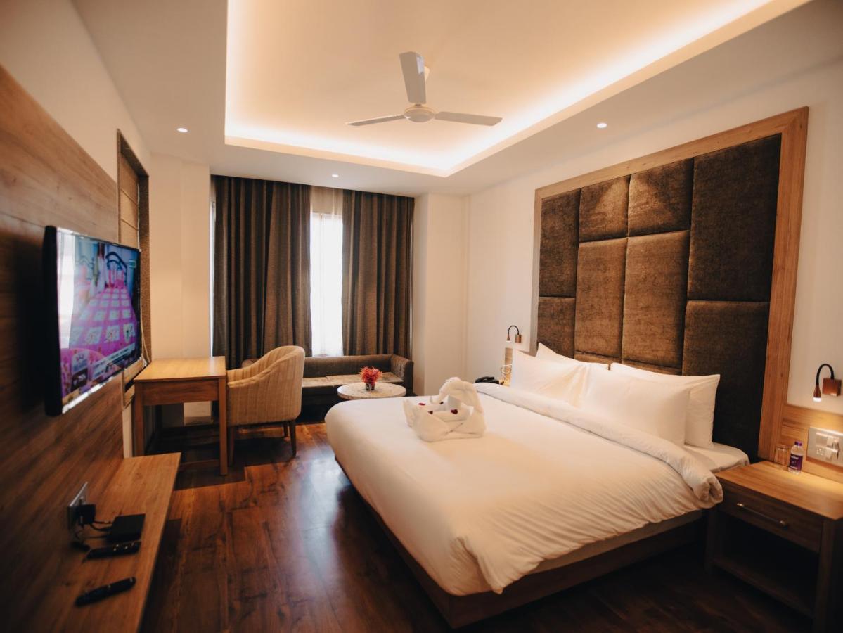Clarks Inn Express, Dehradun Dış mekan fotoğraf