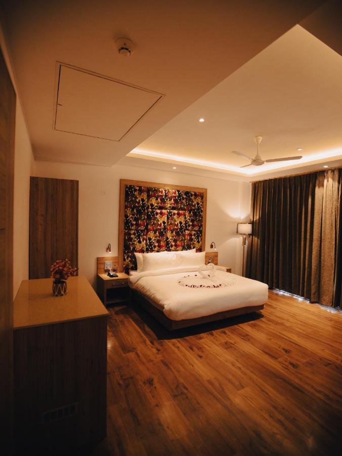 Clarks Inn Express, Dehradun Dış mekan fotoğraf